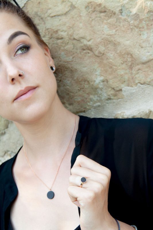 Handgemachter Betonschmuck von Studio 4L im tollen Schmuckset in Schwarz und Rose.