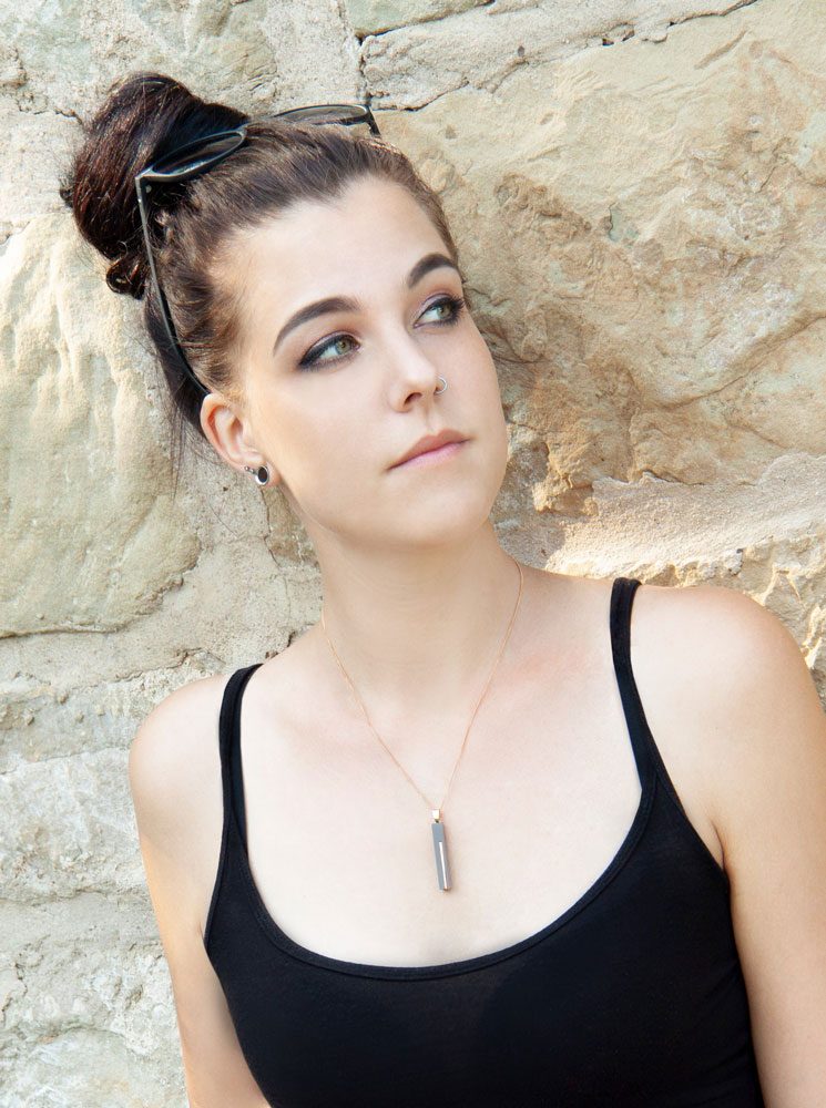 Handgemachter Betonschmuck von Studio 4L. Gefertigt aus Hochfestem Beton im Farbton Grau sowie 18kt rosévergoldetes 925er Silber.