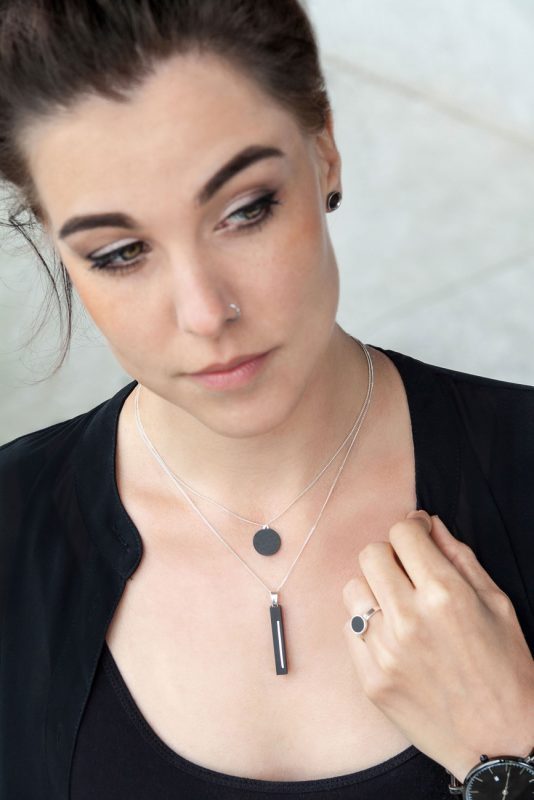 Betonschmuck von Studio 4L, der Manufaktur für handgefertigtes Design und Interior. Hier zeigen wir euch unseren Betonschmuck in schlichtem Design, kombiniert mit elegantem 925er Silber.