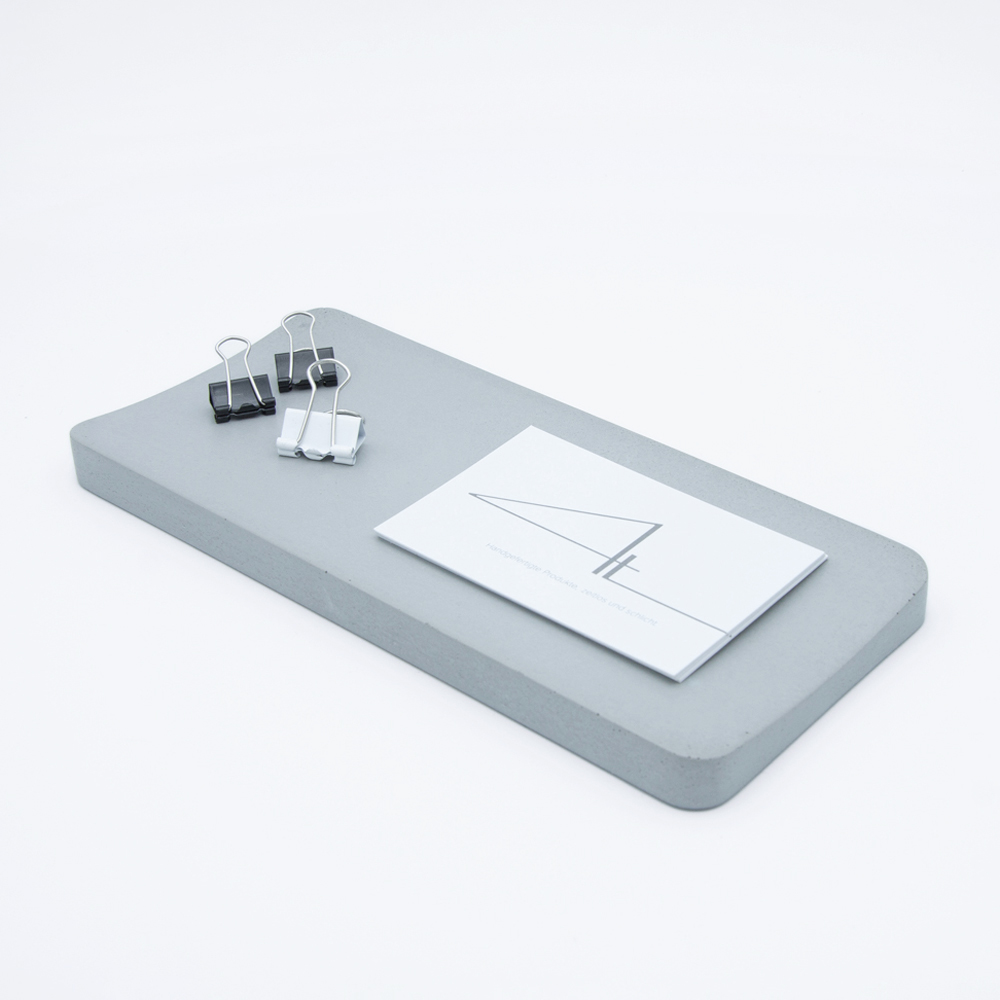 Betonaccessoires aus der Studio 4L Manufaktur. Ablage Klara in Weiss als Servierplatte.