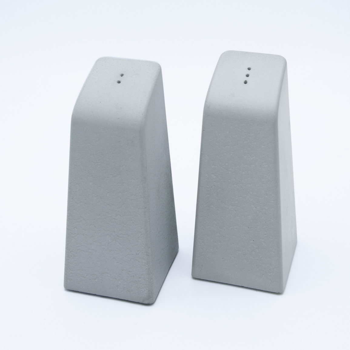 Wohnaccessoires aus der Studio 4L Betonmanufaktur. Salz- und Pfefferstreuer Pepe in Schwarz.