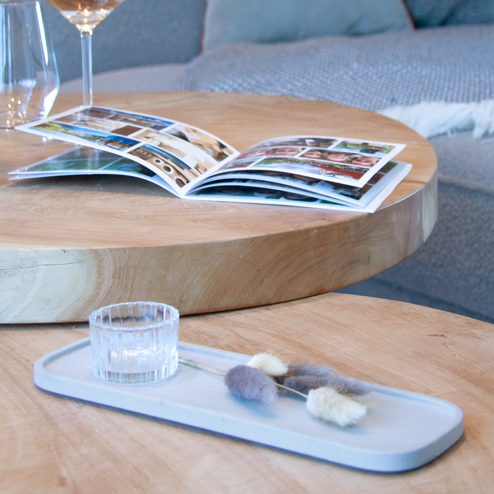 Tablett und Ablage Ella aus der Studio 4L Betonmanufaktur. Eignet sich als Dekotablett oder Ablage auf deinem Tisch, im Bade- oder Schlafzimmer. Mit einer lebensmittelechten, wasser- und schmutzabweisenden Versiegelung geschützt.