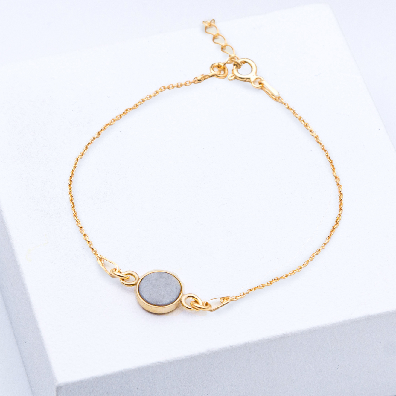 Schmuck aus Beton von Studio 4L. Armband R20 Gold Grau.