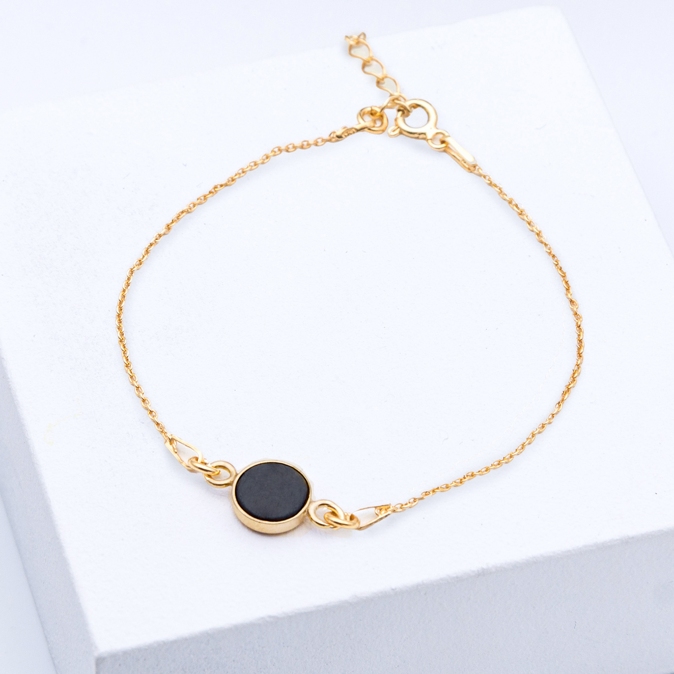 Schmuck aus Beton von Studio 4L. Armband R20 Gold Schwarz.