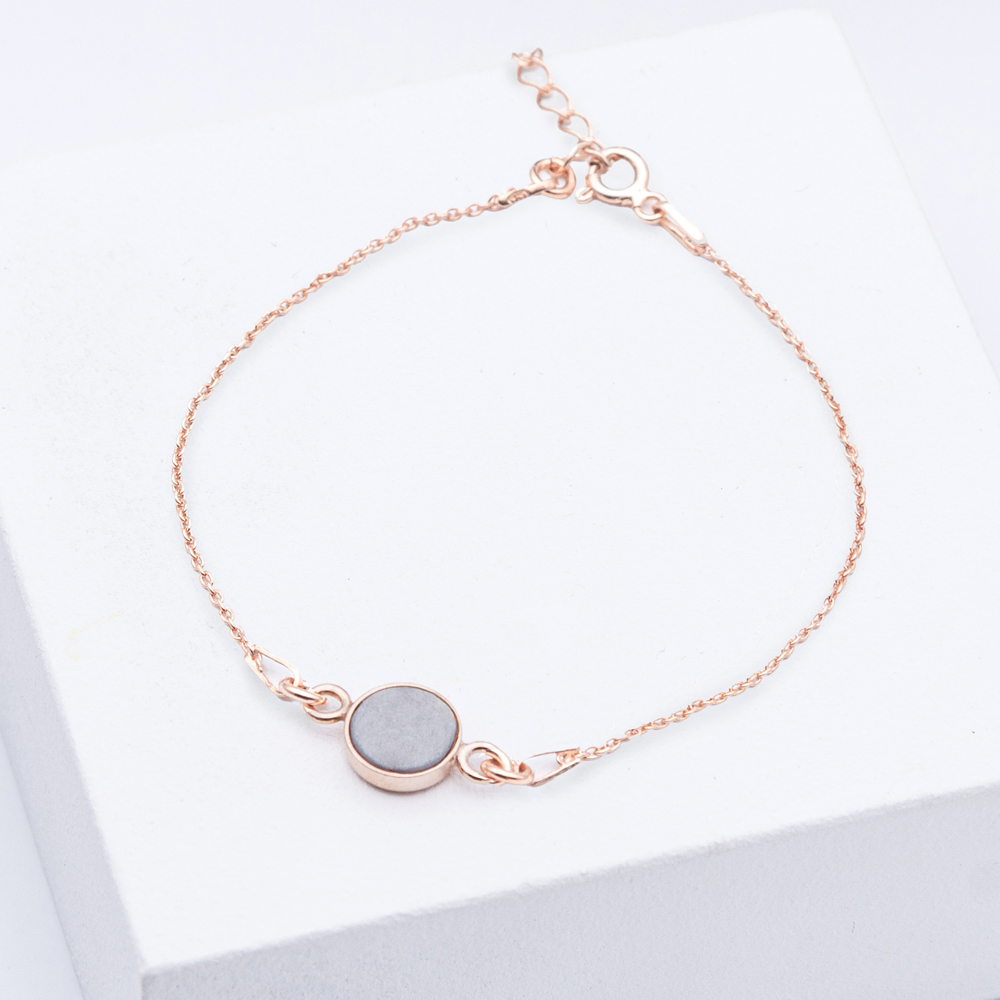 Schmuck aus Beton von Studio 4L. Armband R20 Rosé Grau.