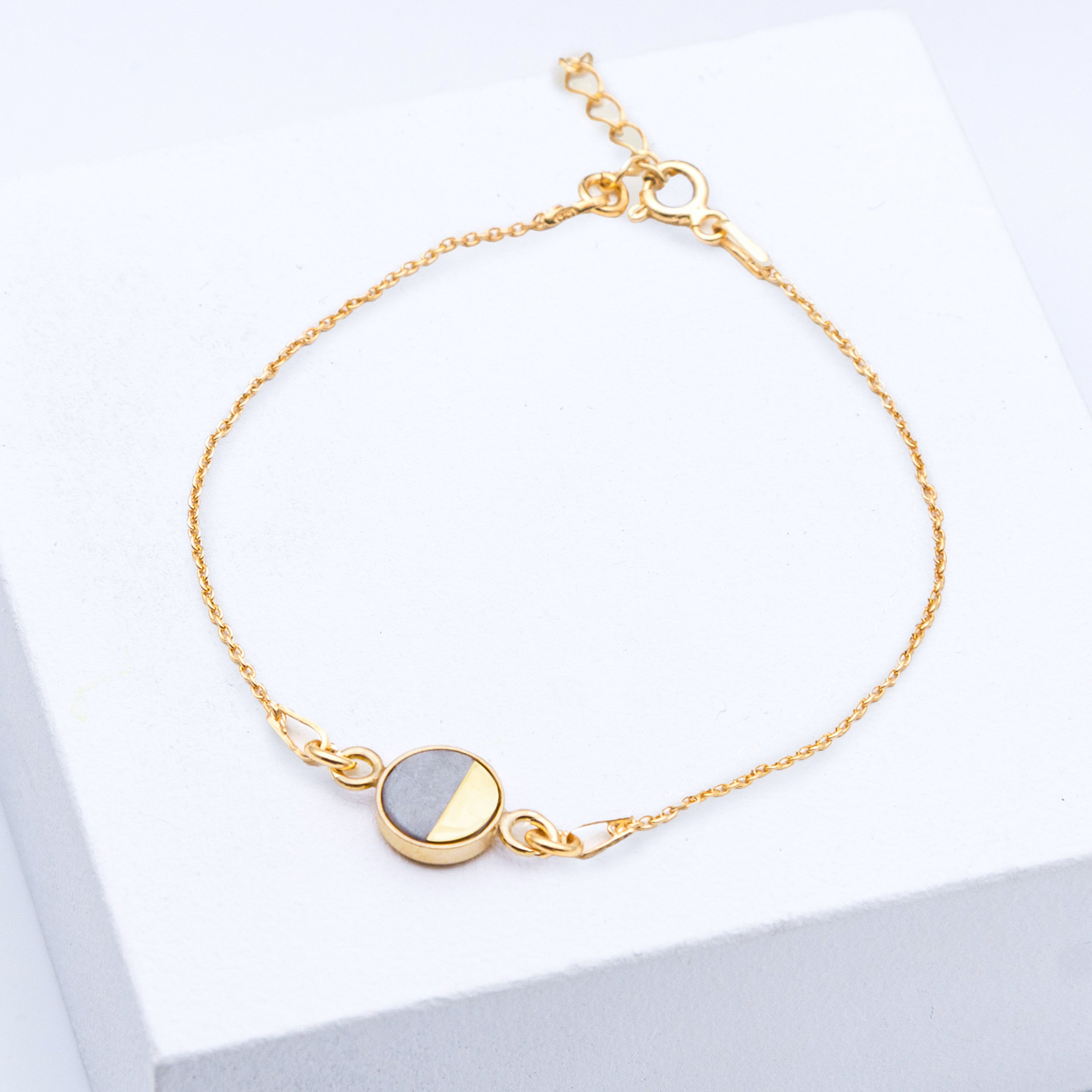 Betonschmuck von Studio 4L. Armband R21 Gold.