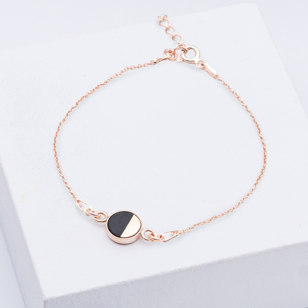 Betonschmuck von Studio 4L. Armband R21 Rosé Schwarz.