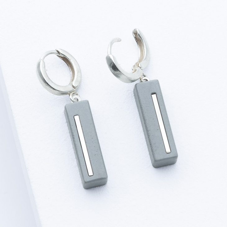 Betonschmuck von Studio 4L. Kreolen Juliane C3 Silber Grau