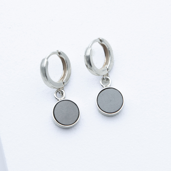 Betonschmuck von Studio 4L. Creolen R20 Silber Grau