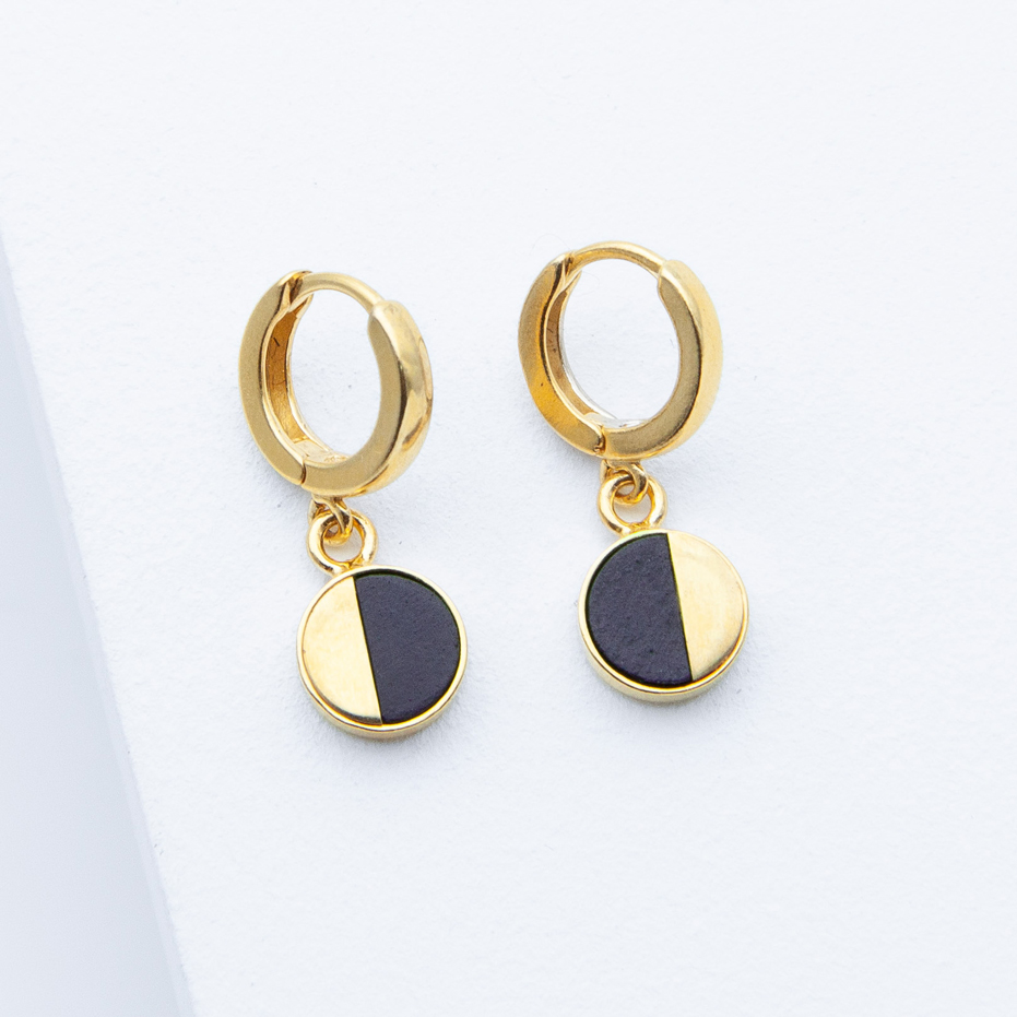 Betonschmuck aus der Studio 4L Betonmanufaktur. Creole R21 Gold Schwarz.