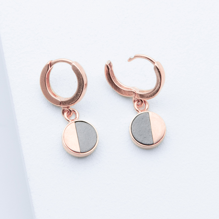 Betonschmuck aus der Studio 4L Betonmanufaktur. Creole R21 Rosé Grau.