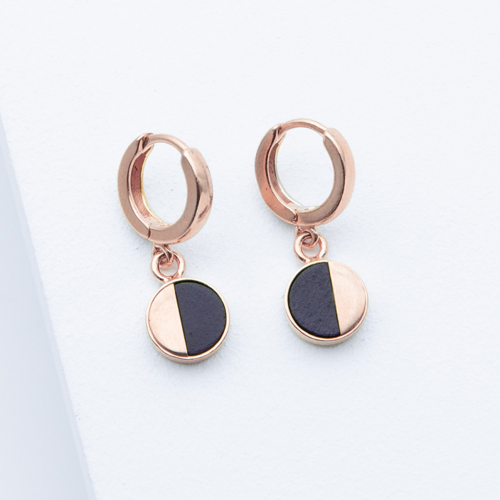 Betonschmuck aus der Studio 4L Betonmanufaktur. Creole R21 Rosé Schwarz.