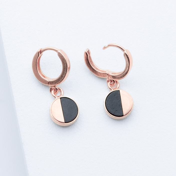 Betonschmuck aus der Studio 4L Betonmanufaktur. Kreole R21 Rosé Schwarz.