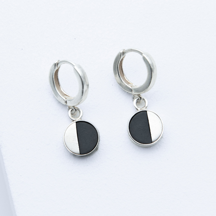 Betonschmuck von Studio 4L. Creolen R21 Silber Schwarz