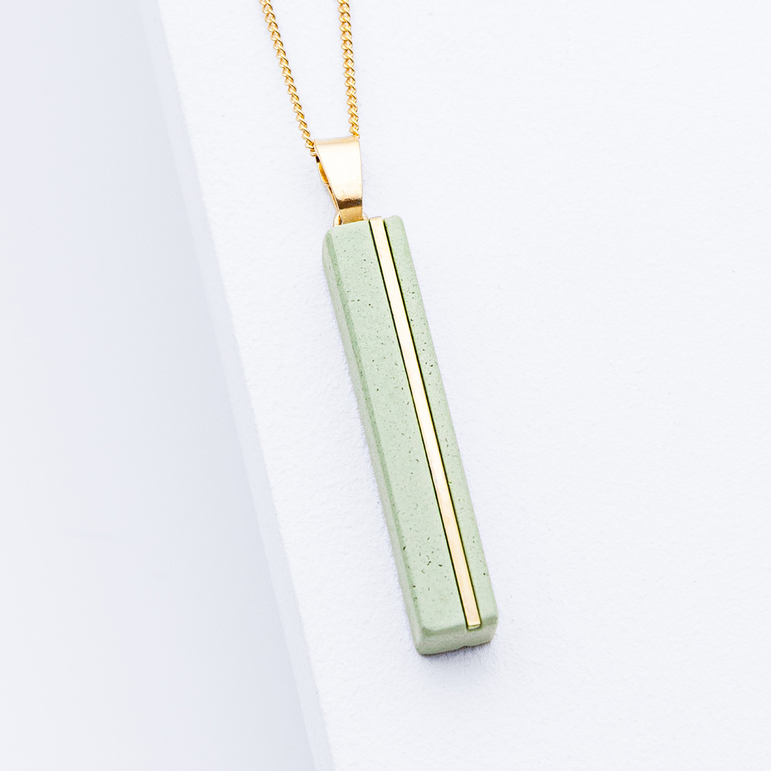Betonschmuck von Studio 4L. Kette C1 Gold Grün.