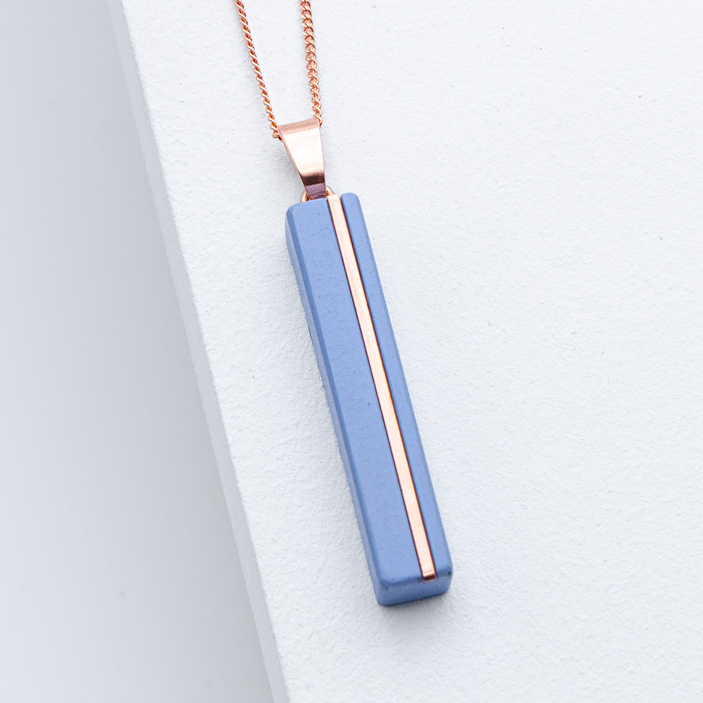 Betonschmuck von Studio 4L. Kette C1 Rosé Classic Blue.