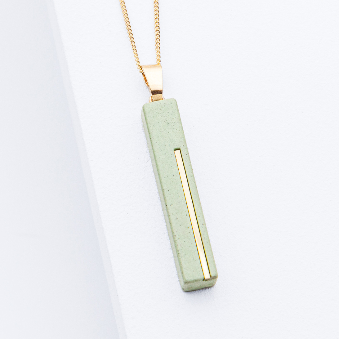 Betonschmuck von Studio 4L. Kette C2 Gold Grün.
