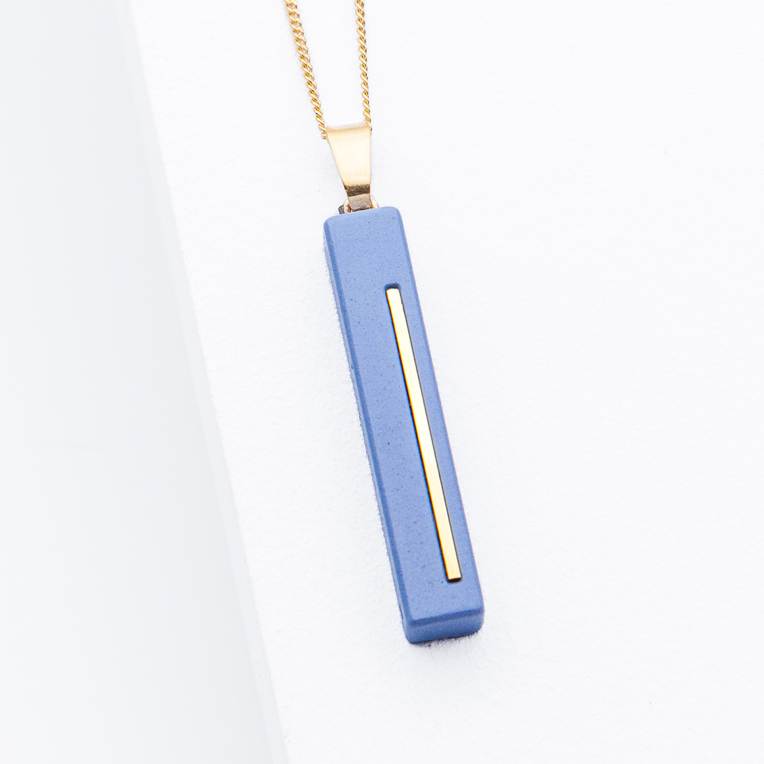 Betonschmuck von Studio 4L. Kette C3 Gold Classic Blue.