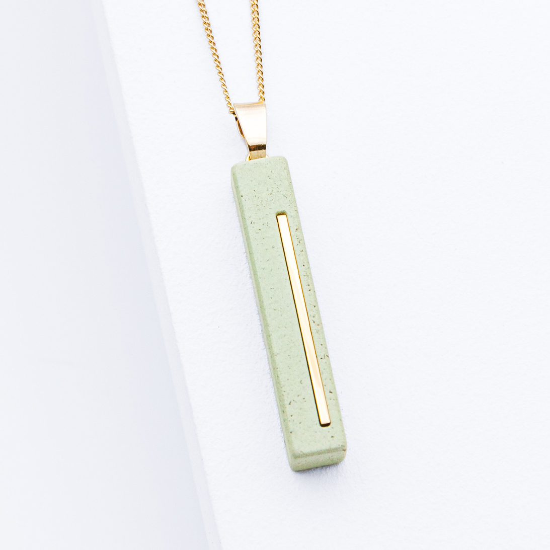 Betonschmuck von Studio 4L. Kette C3 Gold Grün.