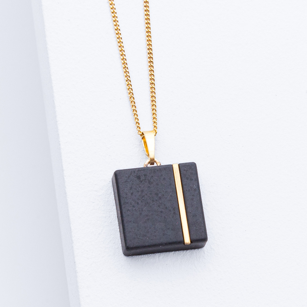 Betonschmuck von Studio 4L. Kette C30 Gold Schwarz.