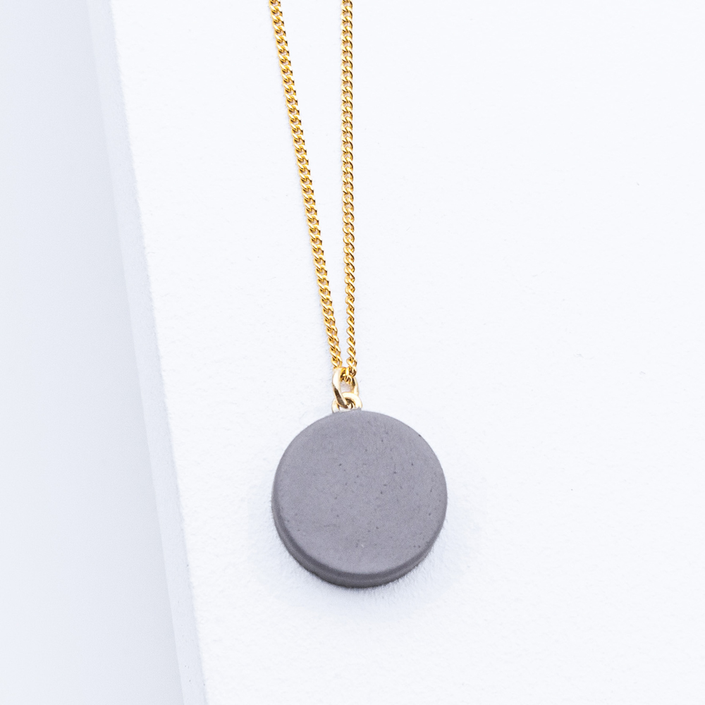 Betonschmuck von Studio 4L. Kette R0 Gold Grau.