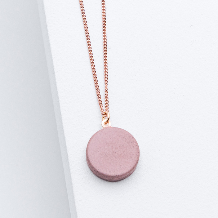 Betonschmuck von Studio 4L. Kette R0 Rosé Blush.