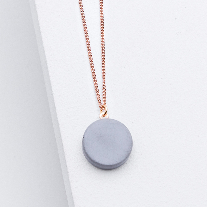 Betonschmuck von Studio 4L. Kette R0 Rosé Grau.