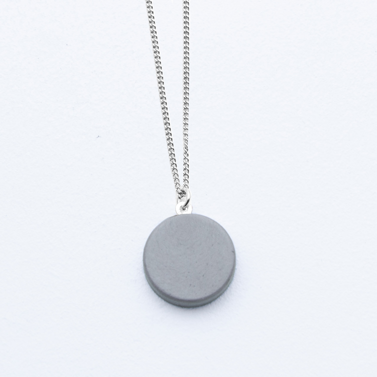 Schmuck aus Beton Studio 4L. Kette R0 Silber Grau.