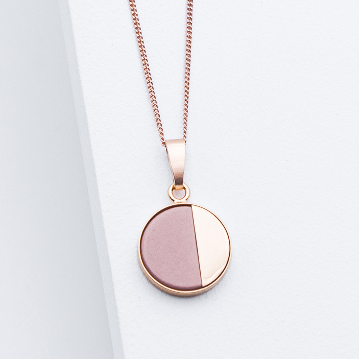 Betonschmuck von Studio 4L. Kette R01 Rosé Blush.