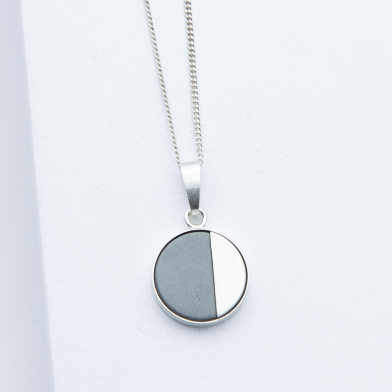 Studio 4L. Betonschmuck Kette R01 Silber Grau.