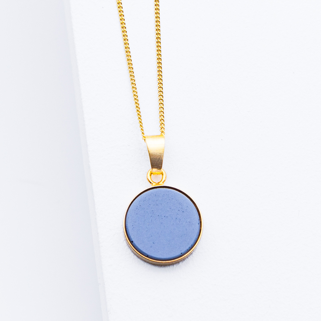 Betonschmuck von Studio 4L. Kette R0F Gold Classic Blue