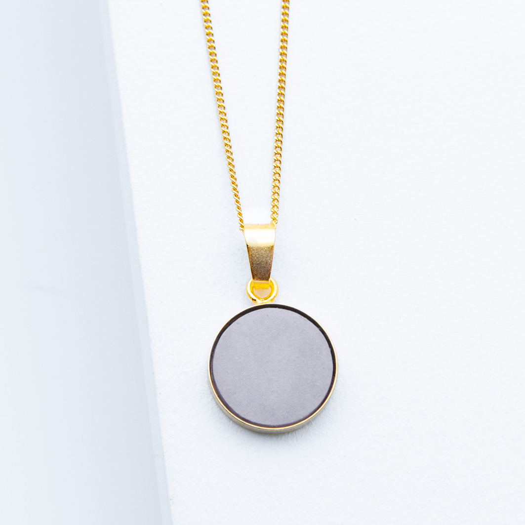 Betonschmuck von Studio 4L. Kette R0F Gold Grau.