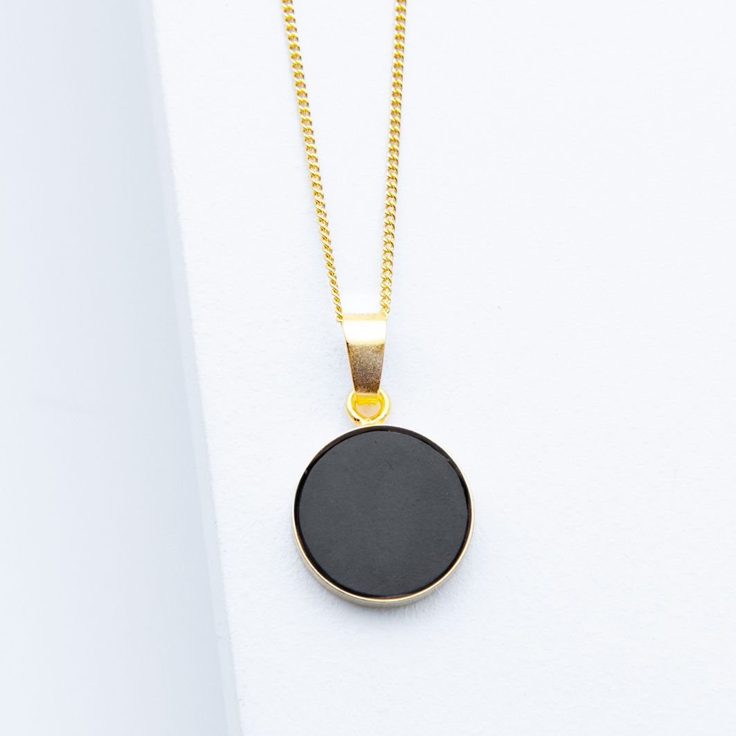 Betonschmuck von Studio 4L. Kette R0F Gold Schwarz.