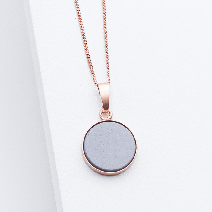 Betonschmuck von Studio 4L. Kette R0F Rosé Grau.