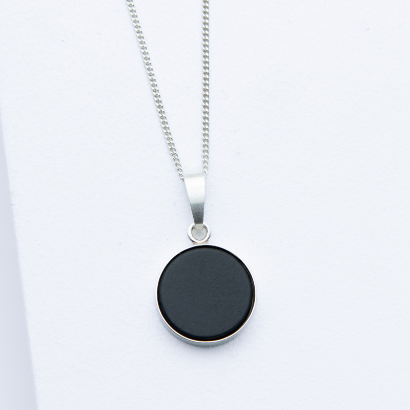 Betonschmuck von Studio 4L. Kette R0F Silber Schwarz