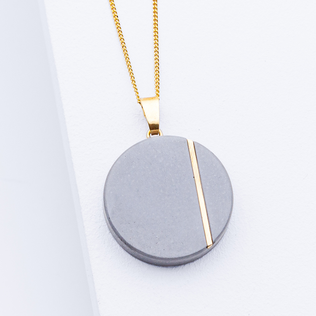 Schmuckstücke aus Beton aus der Studio 4L Betonmanufaktur. Betonschmuck Kette R1 Gold.