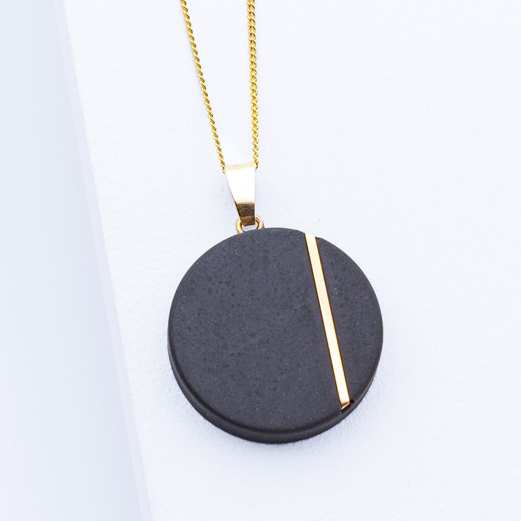 Schmuckstücke aus Beton aus der Studio 4L Betonmanufaktur. Betonschmuck Kette R1 Gold Schwarz.