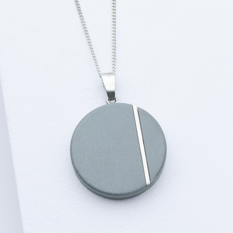 Studio 4L Betonmanufaktur. Betonschmuck Kette R1 Silber Grau.