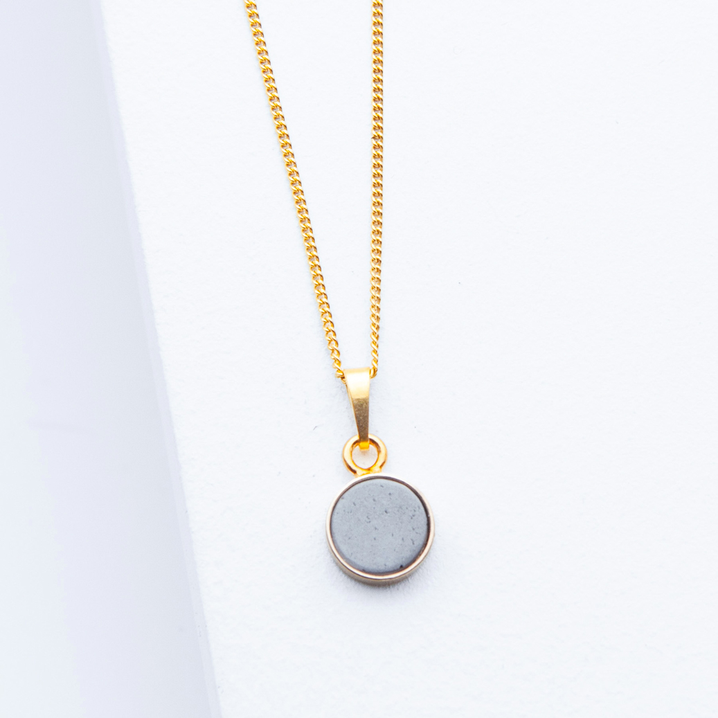 Betonschmuck von Studio 4L. Kette R20 Gold Grau