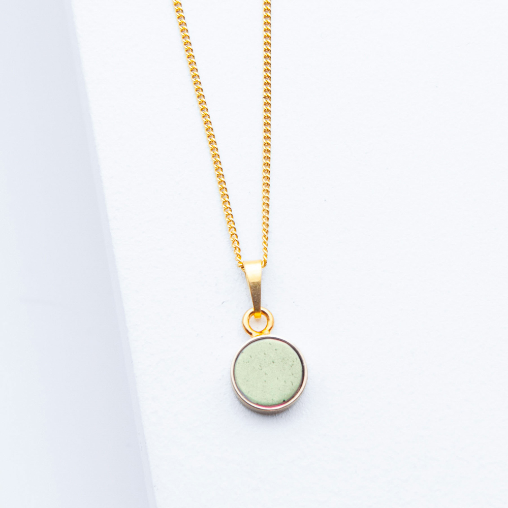 Betonschmuck von Studio 4L. Kette R20 Gold Grün