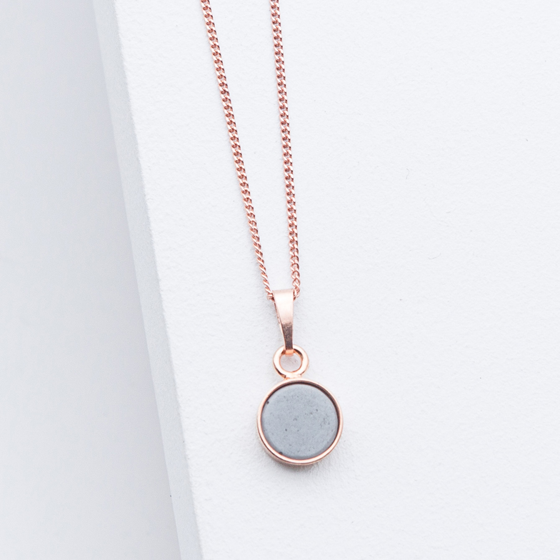 Betonschmuck von Studio 4L. Kette R20 Rosé Grau.