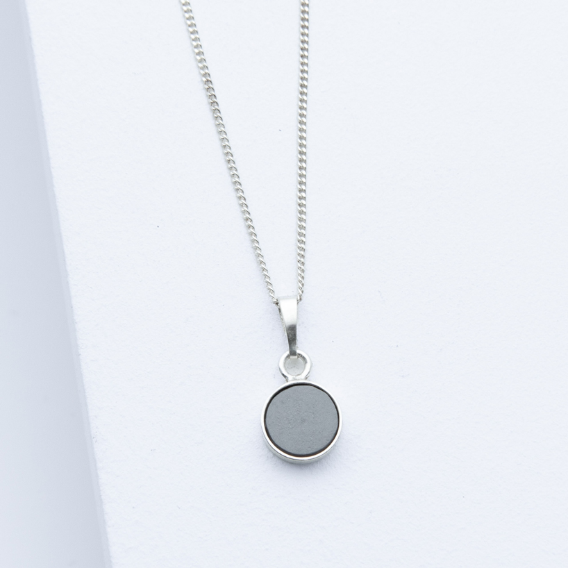 Betonschmuck von Studio 4L. Kette R20 Silber Grau