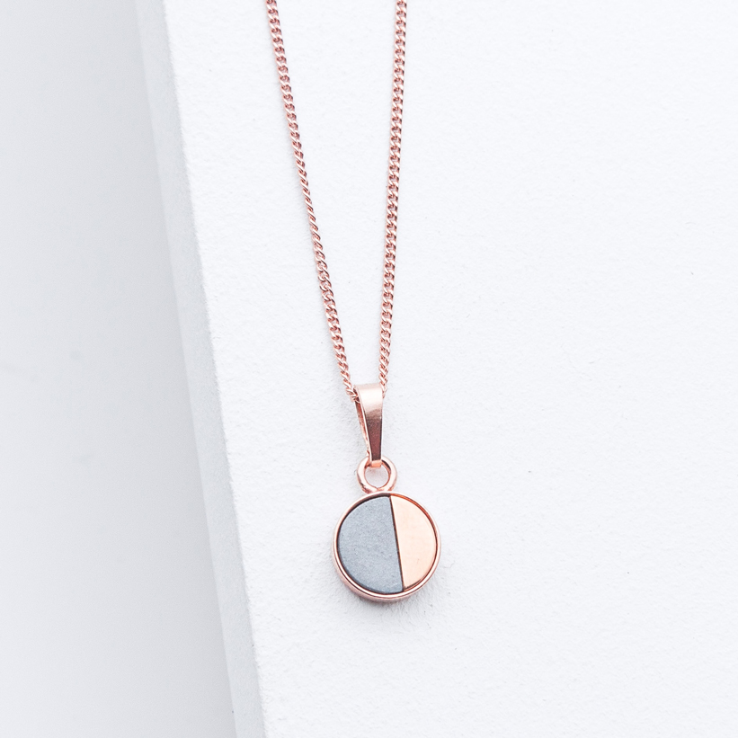 Betonschmuck von Studio 4L. Kette R21 Rosé Grau.
