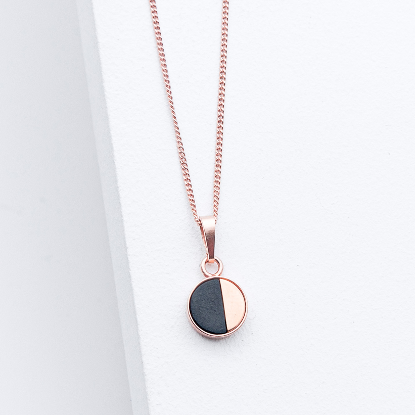 Betonschmuck von Studio 4L. Kette R21 Rosé Schwarz.