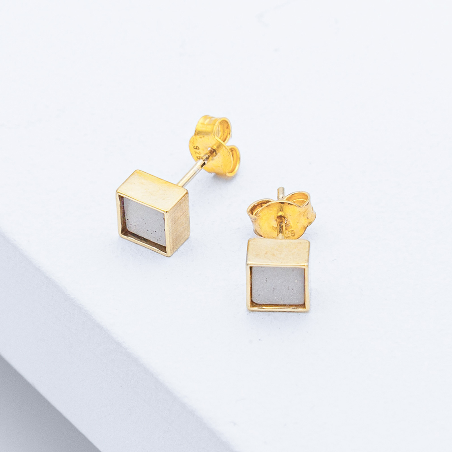 Betonschmuck von Studio 4L. Ohrstecker C10 in Gold Grau.