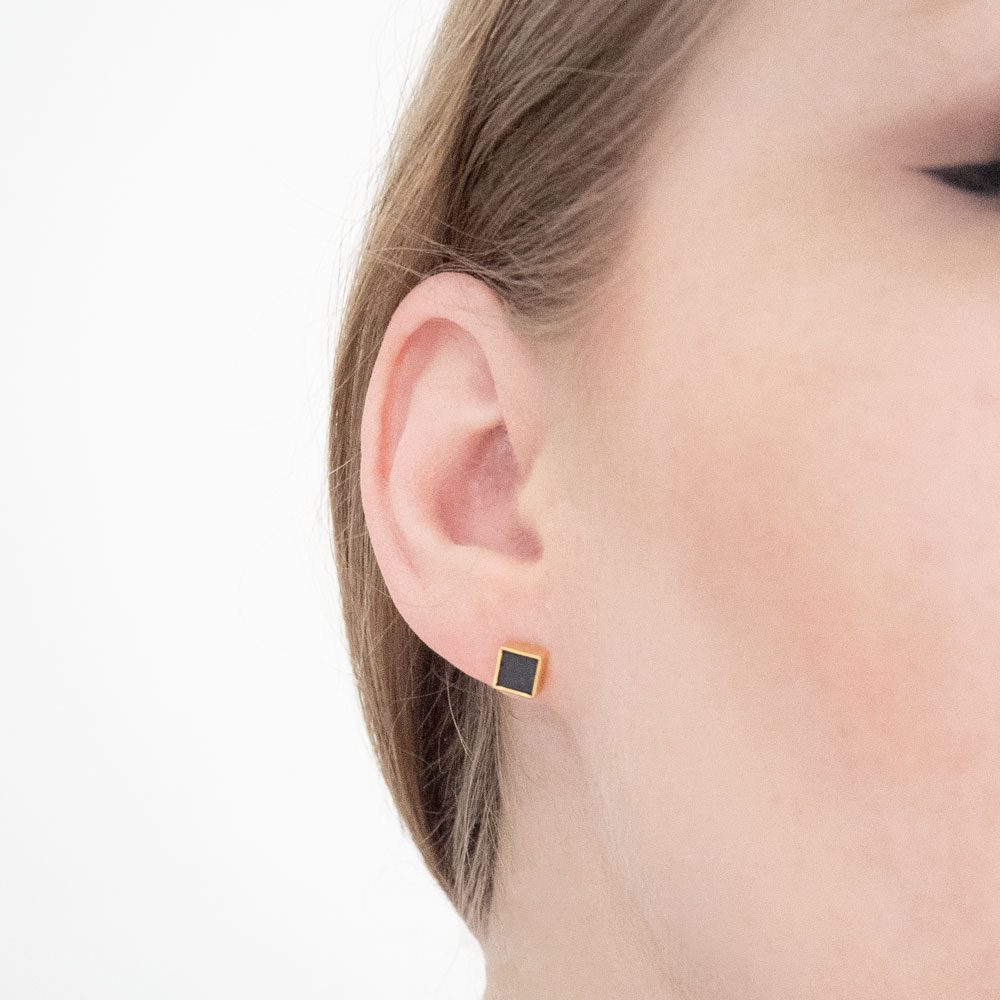 Betonschmuck von Studio 4L. Ohrstecker C10 in Gold Schwarz.