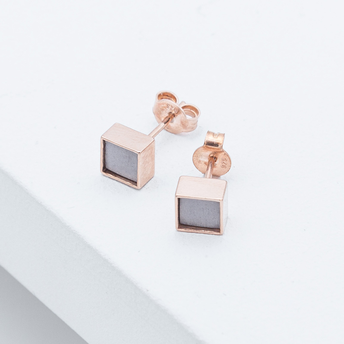 Betonschmuck von Studio 4L. Ohrstecker C10 in Rosé Grau.