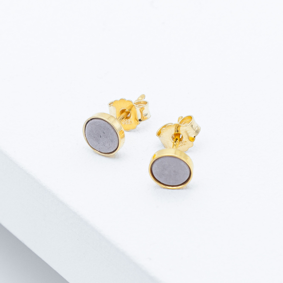 Handgefertigte Ohrstecker aus Betons und 925er Silber aus der Studio 4L Betonmanufaktur - Ohrstecker R10 Gold Grau