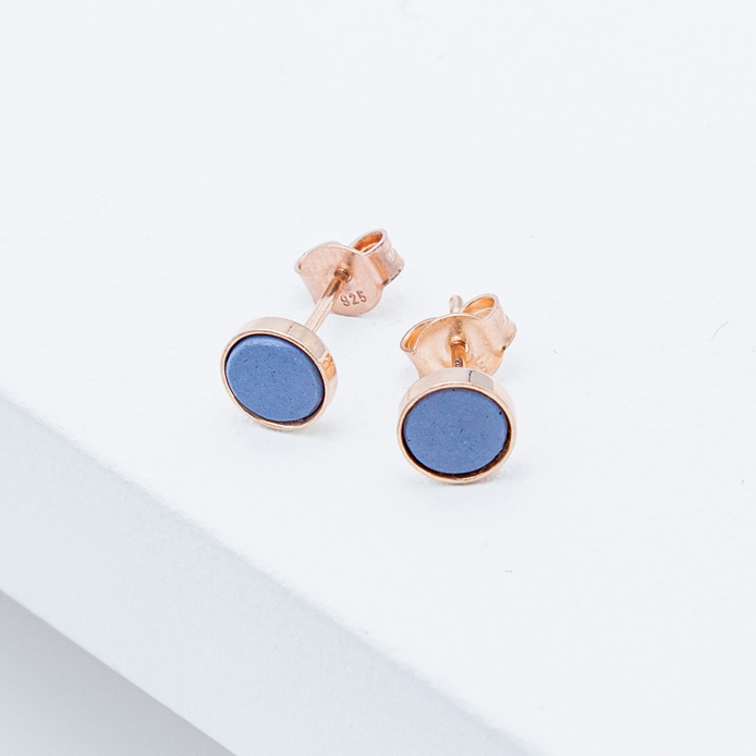 Betonschmuck von Studio 4L. Ohrstecker R10 in Rosé Classic Blue