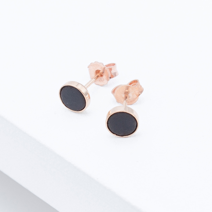 Betonschmuck von Studio 4L. Ohrstecker R10 in Rosé.